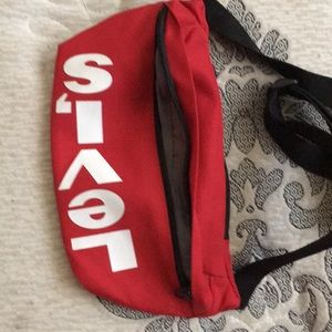 It’s a small bag for men or kid